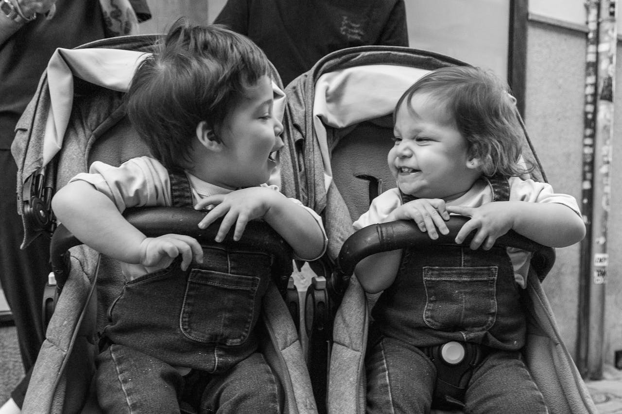 Wózek podwójny jeden obok drugiego – dlaczego to rozwiązanie pokochają rodzice rodzeństwa?